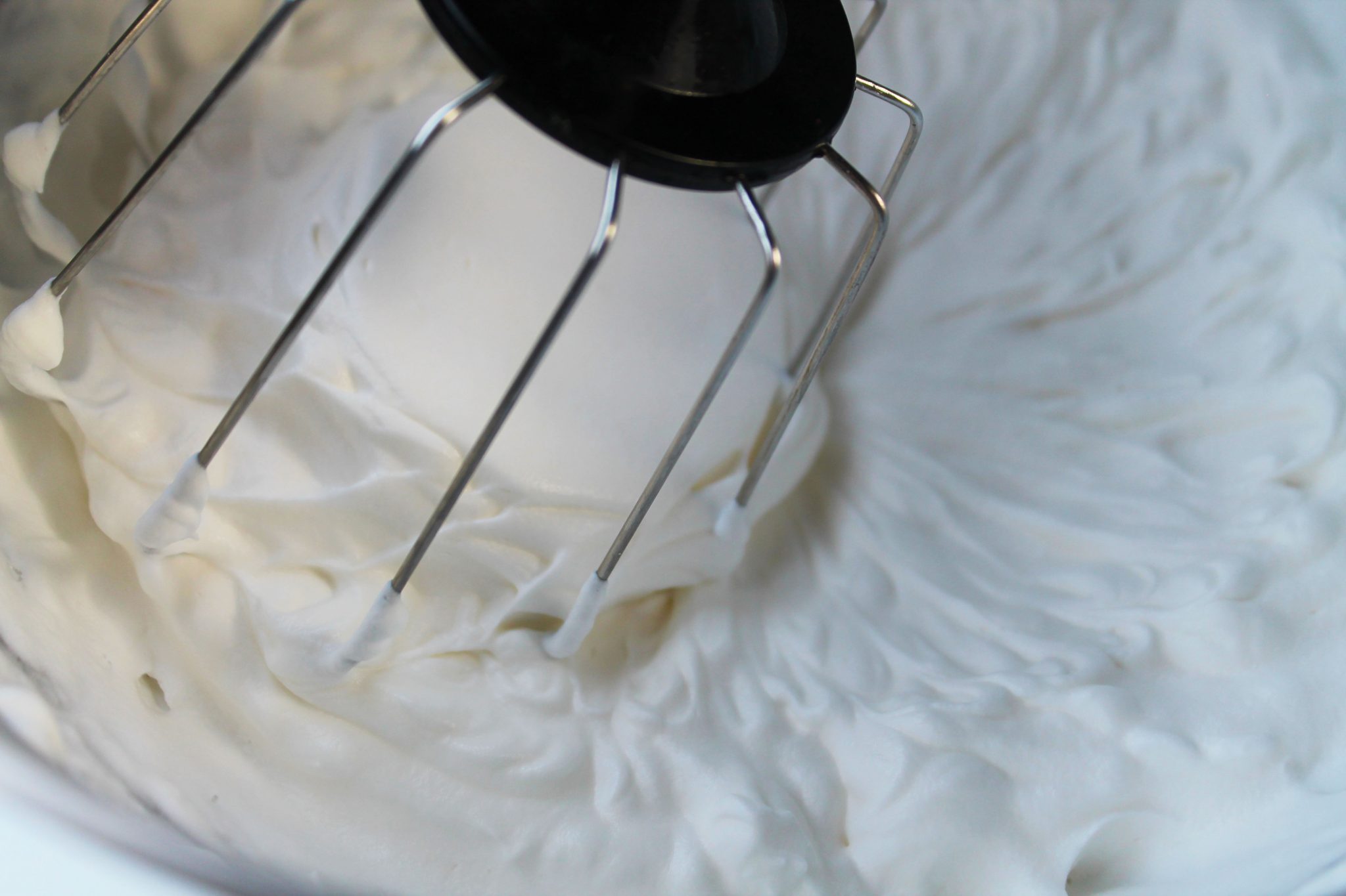 Sweetened Whipped Cream Recipe (STUNNER!) Creamchargers.co.uk