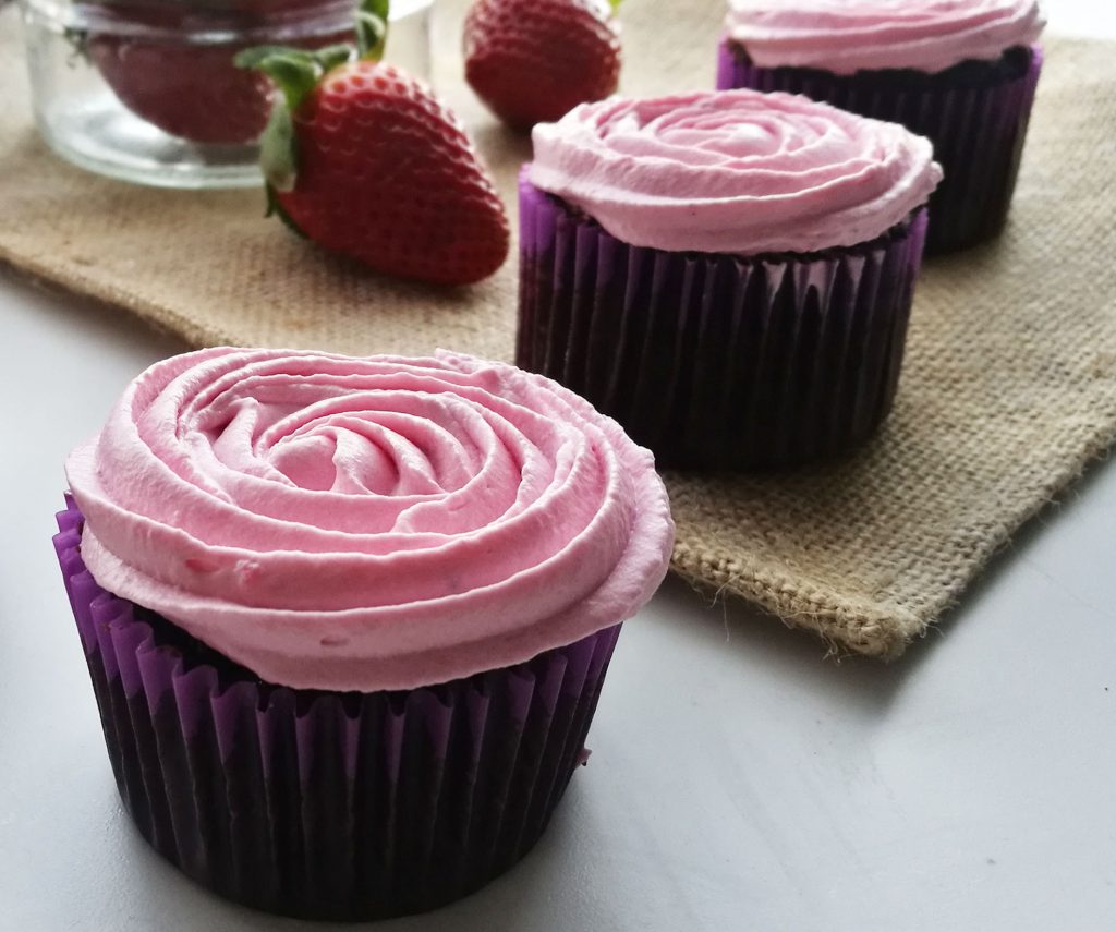 strawberry whipped cream cupcakes